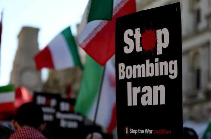 3月21日，人们在英国伦敦参加集会，抗议美国和以色列对伊朗发动军事打击。新华社记者 李颖 摄