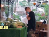 王鹤棣一碰到西瓜就搞笑！变成西瓜精吃西瓜，笑不活了
