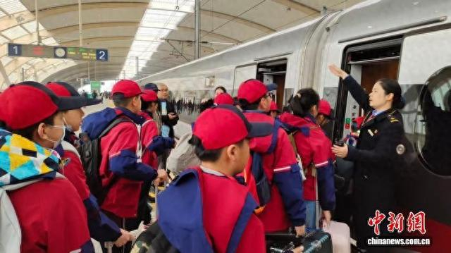 常州北站组织研学团体有序进站乘车。奚平 摄