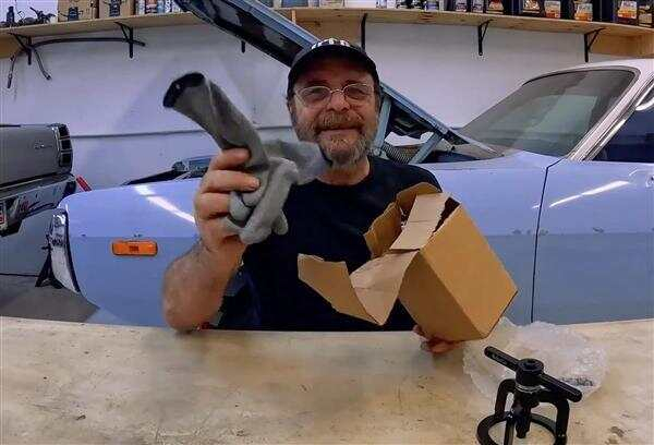 来自中国的一副手套、一件舞裙，为何在国外刷屏？