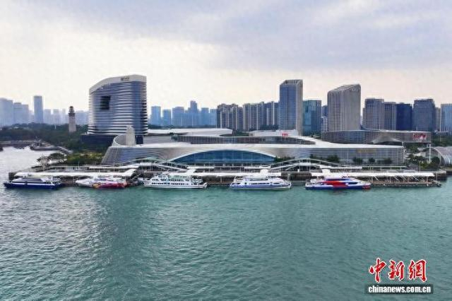 4月1日，厦金“小三通”客运航线累计出入境旅客量突破2400万人次。 陈恩赫 摄