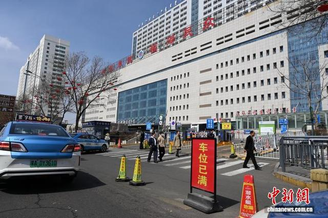 临近中午，内蒙古医科大学附属医院地下停车场入口处，指示牌提示车位已满。 中新网记者 刘文华 摄