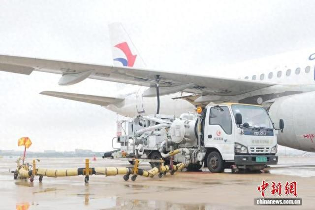 4月1日，首批10吨保税航油顺利加注至宁波飞往香港的航班。宁波机场 供图