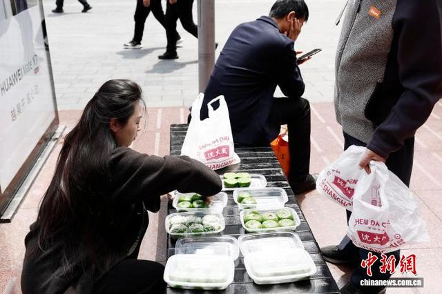 4月1日，顾客在分装青团。清明节将至，在南京东路步行街上，上海的各家老字号品牌商店青团销售火爆。中新社记者 殷立勤 摄