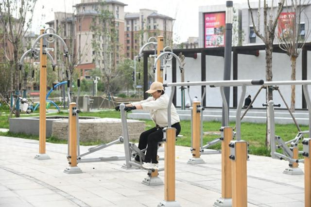 回迁居民在社区公园健身。受访社区 供图