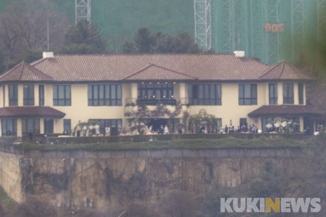 现场图画质感人，不过依然可以看出孙艺珍相当美丽了，笑得非常甜美。