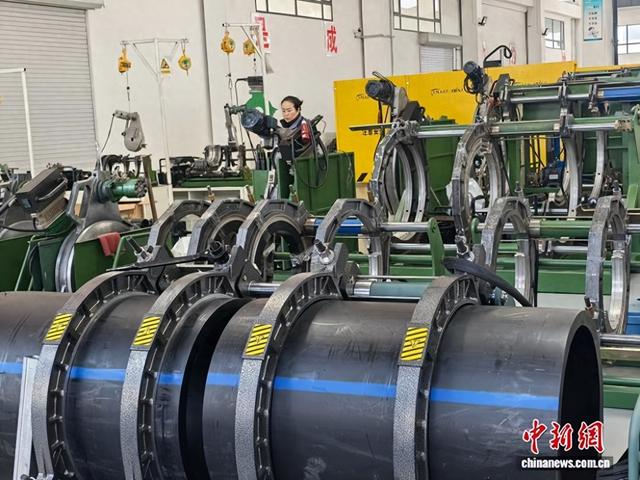 工人正在查看自动化生产线运行状况。 石洪宇 摄