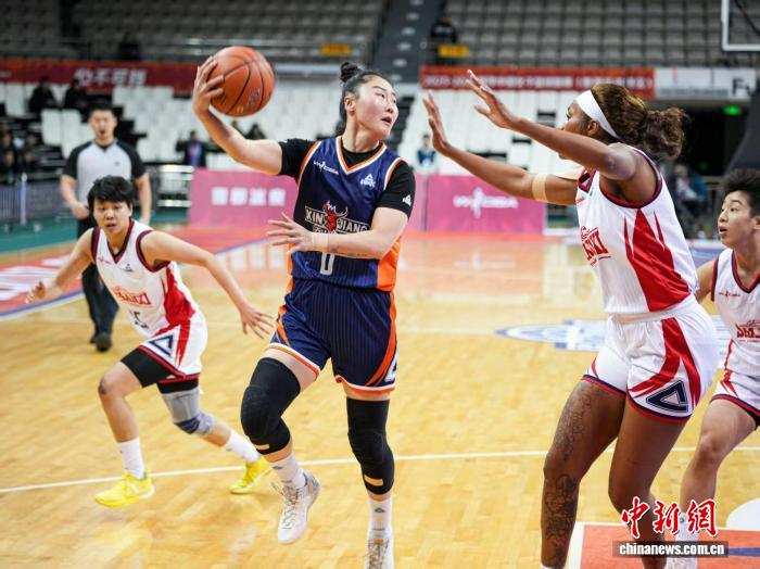 新疆女篮武桐桐(蓝衣)持球进攻。新疆天山女篮俱乐部供图