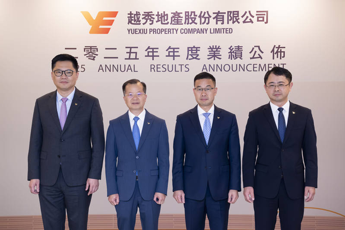 越秀地产管理层亮相业绩会，左二为越秀地产董事长及执行董事林昭远。