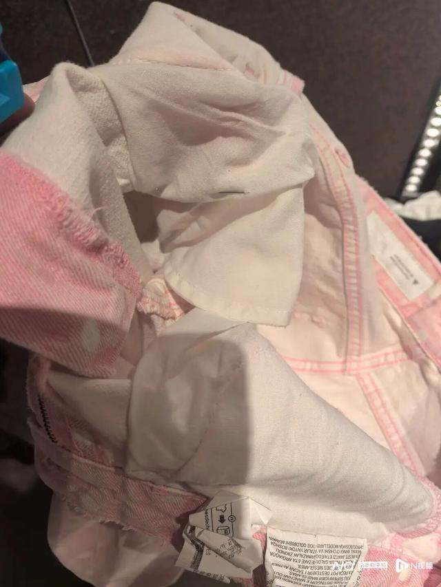 赵女士称裤子的口袋里有一根针头。受访者供图