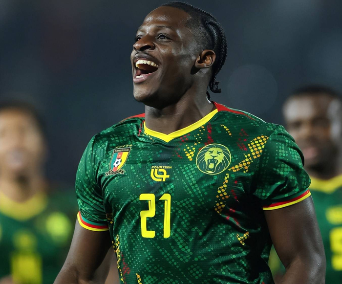 0-2落后，国足全队也非常沮丧，门将颜骏凌双手叉腰，看上去非常失望；国足主帅邵佳一盯着场上的形势，也是双手叉腰，一脸严峻。差距过大，这是赤裸裸的现实。名嘴苏东也表示，这些年来，国足没有遇到强敌，经常和弱者下棋，自己也变成臭棋篓子。