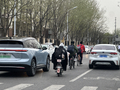 骑车人被挤上机动车道，这条路停车乱象待解决｜有事儿@新京报