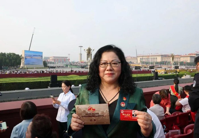 2025年9月3日，王伟的妻子阮国琴在观礼台上。