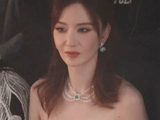 张萌台下看秀今日份造型如何