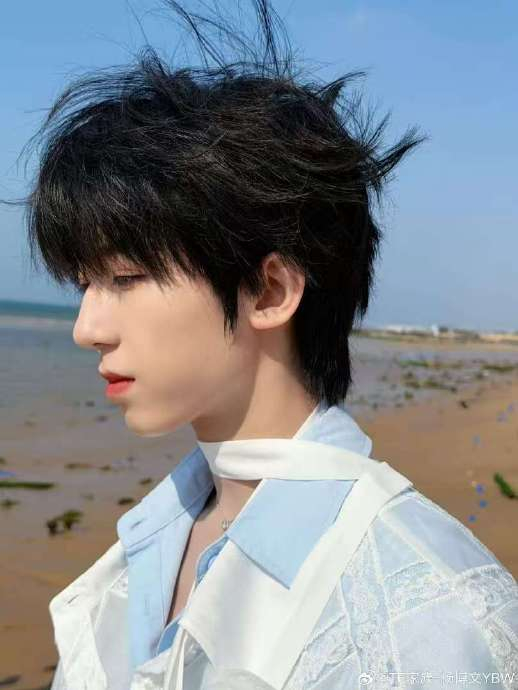 杨博文最近在海边拍摄了哪些主题的营业照?|少年|粉丝|沙滩|配文|偶像_新浪新闻