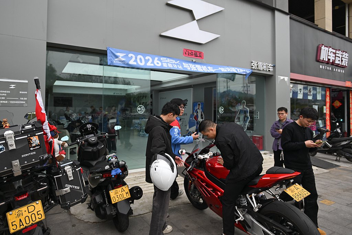 2026年4月1日，在张雪机车重庆两江新区店，夺冠同款车型820RR摩托车吸引顾客参观。视觉中国 图