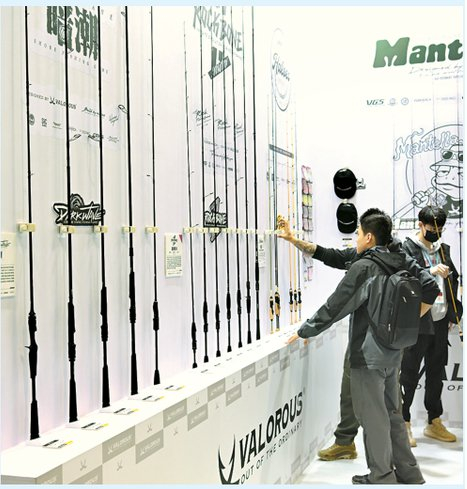             2026路亚展观众在现场体验路亚钓（上）；年轻钓友在展会选购钓具（右）  本报记者  徐程  摄          