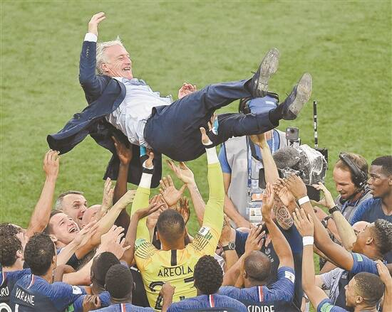     法国队夺得上届世界杯后将主教练德尚抛起庆祝      图/视觉中国