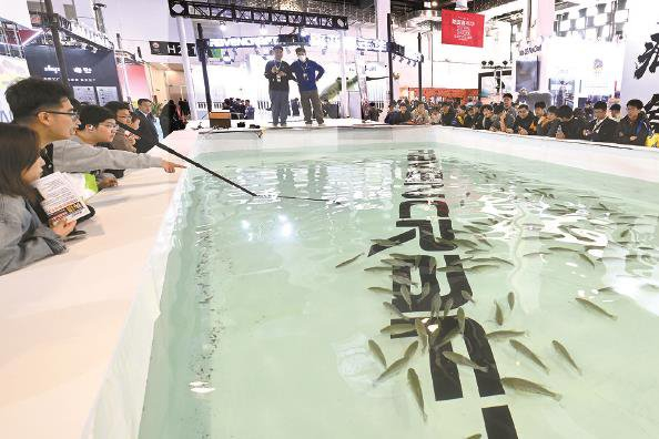             2026路亚展观众在现场体验路亚钓（上）；年轻钓友在展会选购钓具（右）  本报记者  徐程  摄          