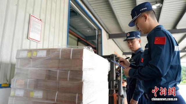 海警执法员对冻品进行逐一清点核对、过磅称重、建立详细台账，确保准确无误。东莞海警局 供图