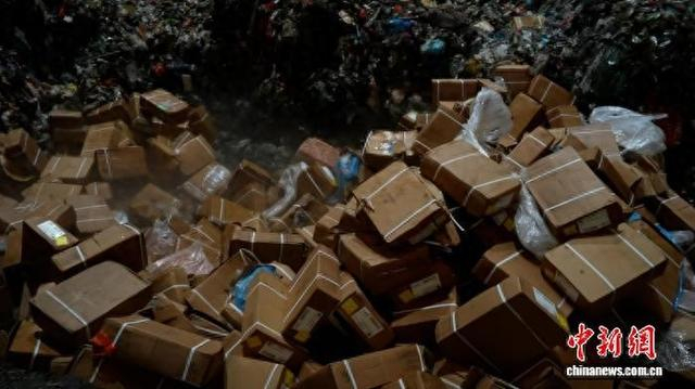 走私冻品经过高温焚化后转化为电力及生物柴油等可再利用资源，实现变“害”为宝。东莞海警局 供图