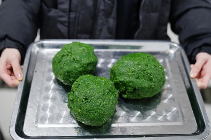 满满一大篮艾草捣烂挤干水分