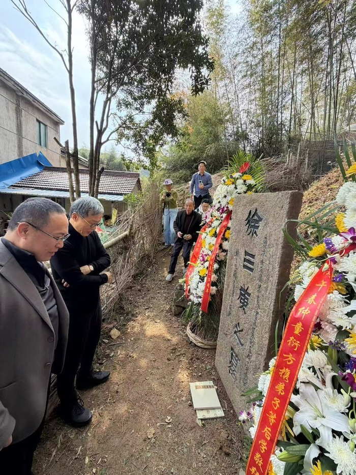 童衍方等拜谒上虞徐三庚墓