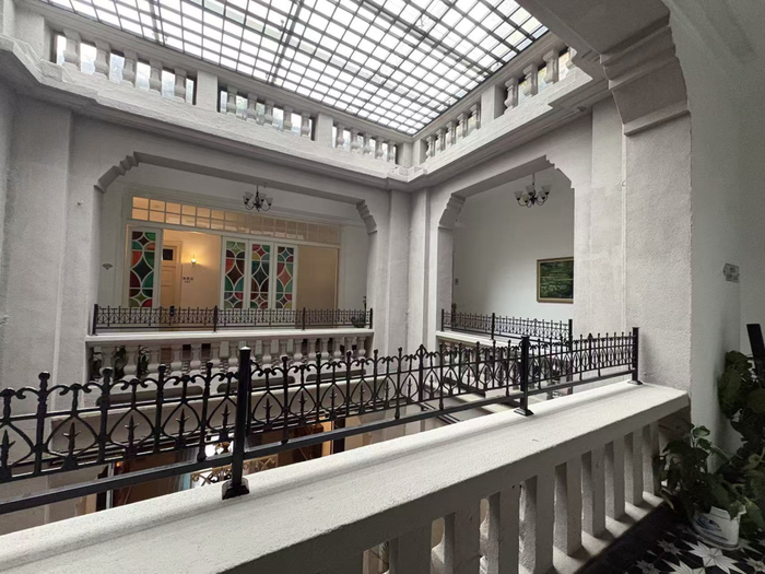 ▲吴佩孚公馆主楼二楼内景，目前均为民宿客房。新京报记者韩福涛摄