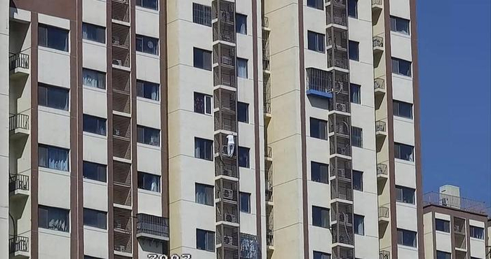 惊险！89岁独居奶奶被困家中，竟翻窗从27层爬到21层