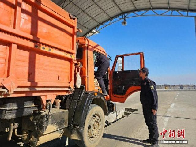 同江海关关员高效验放进境车辆。 同江市委宣传部供图