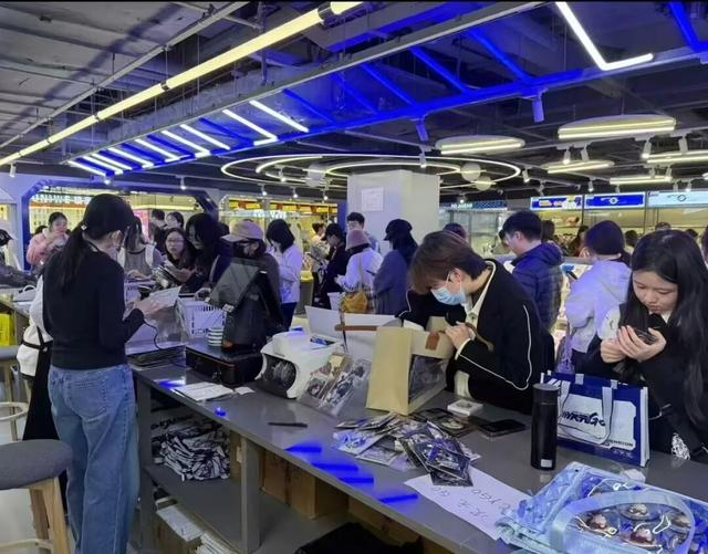 1月1日，顾客在“次元go”北京首店排队结账现场。（资料图片）