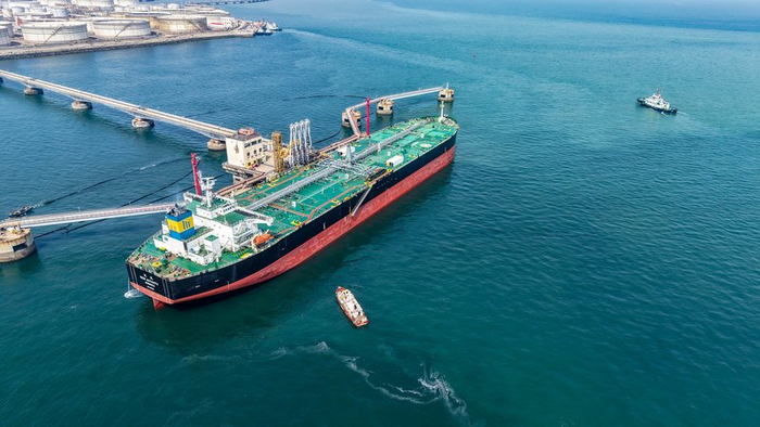  2026年3月31日，山东青岛，山东港口青岛港原油码头作业忙，一艘正在停靠码头的油轮。 IC Photo