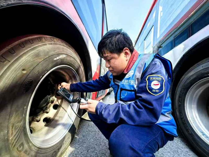 北京公交集团保修分公司工作人员检修车辆。受访者供图