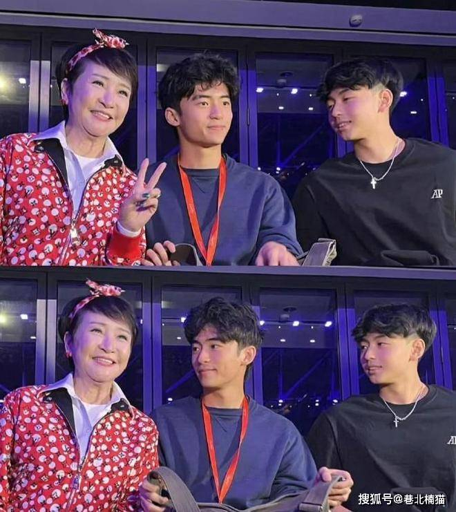 从软糯萌娃到挺拔少年，时光悄悄走过，愿两个孩子健康快乐，自在成长。