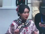 林志玲时隔八年再拍戏，客串杨紫新剧，身穿紫色绣花旗袍，此前两人曾共同参与综艺节目