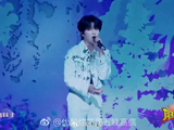 穆祉丞周五晚高疯舞台唱流行歌嗓音清亮