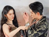王楚然帮丞磊系围裙，这是要去做饭还是要去洗衣服呢？好温馨，好羡慕
