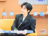 主持人陈铭曾在节目中如何评价贺峻霖与中传校友的关系？