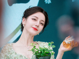 迪丽热巴的‘饭撒’行为与其他明星的宠粉方式有什么独特之处？