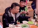 赵本山与潘长江云端相聚，一句“巨人来了”引爆全场笑点
