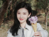 景甜手持花花冰淇淋分享春日暖阳