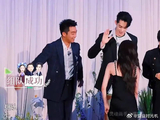 王鹤棣用腿给白鹿搭椅子