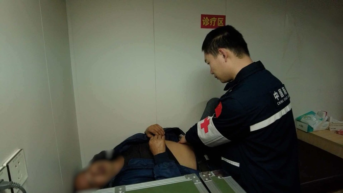 详细询问症状