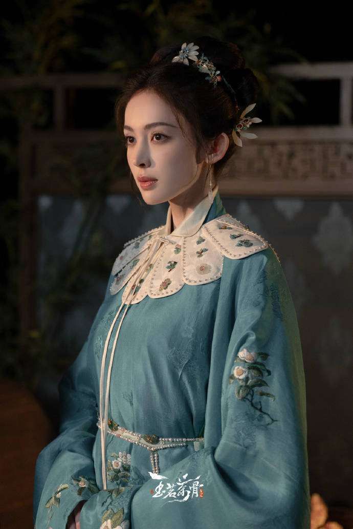  从剧中浙江茶园的翠绿景致，到宋代点茶技艺的精心考证，《玉茗茶骨》无疑将非遗文化巧妙地融入了剧情的骨架之中。甚至有网友发现，剧中荣善宝佩戴的卧兔儿抹额，竟与沈从文《中国古代服饰研究》中的图样一模一样；连茶宠摆件也都是根据博物馆藏品复刻而成。如今，这部剧不仅在国内观众中引发了极大的关注，甚至走向了国际舞台。它在Disney+榜单上排名第二，并在越南平台夺得了收视第一的位置。有外国网友留言：看完这剧，真想立刻飞到中国去学泡茶！不得不说，《玉茗茶骨》用悬疑探案讲述文化传承，再加上女性成长破除古装套路，这样一部剧，注定是要大火的！