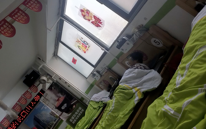 ▲2月9日，朝阳区北苑中街附近的可喜安门店内，多名体验者躺在“发热床垫”上“治疗”。 新京报记者 丛之翔摄