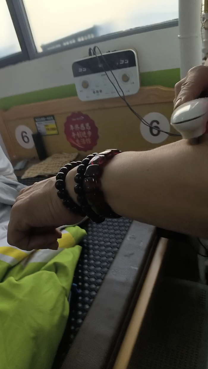 2月9日，朝阳区北苑中街附近的可喜安门店，店员正在介绍“发热床垫”及棒状仪器的使用方法。 新京报记者 丛之翔 摄