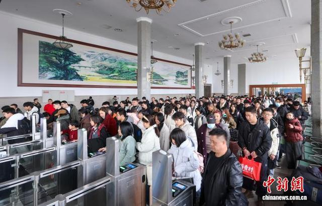 旅客在北京站乘车。记者 贾天勇 摄