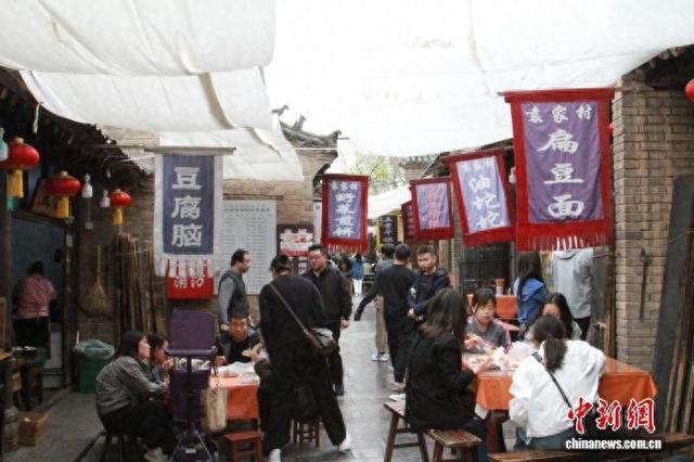 图为陕西袁家村美食街。 梅镱泷 摄