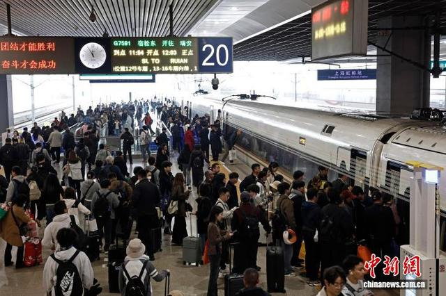 4月3日，旅客在铁路上海虹桥站乘坐高铁列车前往自己的目的地。中新社记者 殷立勤 摄