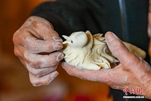 3月25日，山东烟台，市民在家中制作传统面燕。聂东磊 摄